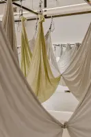 미니멀한 플라잉요가 스튜디오 해먹 인테리어